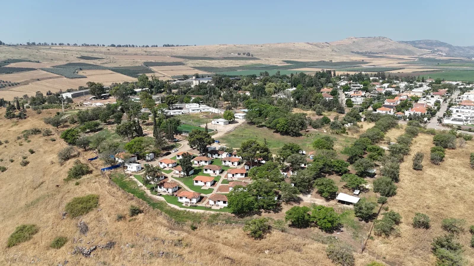 צילום אוויר של הסביבה שבה שוכן בית הספר