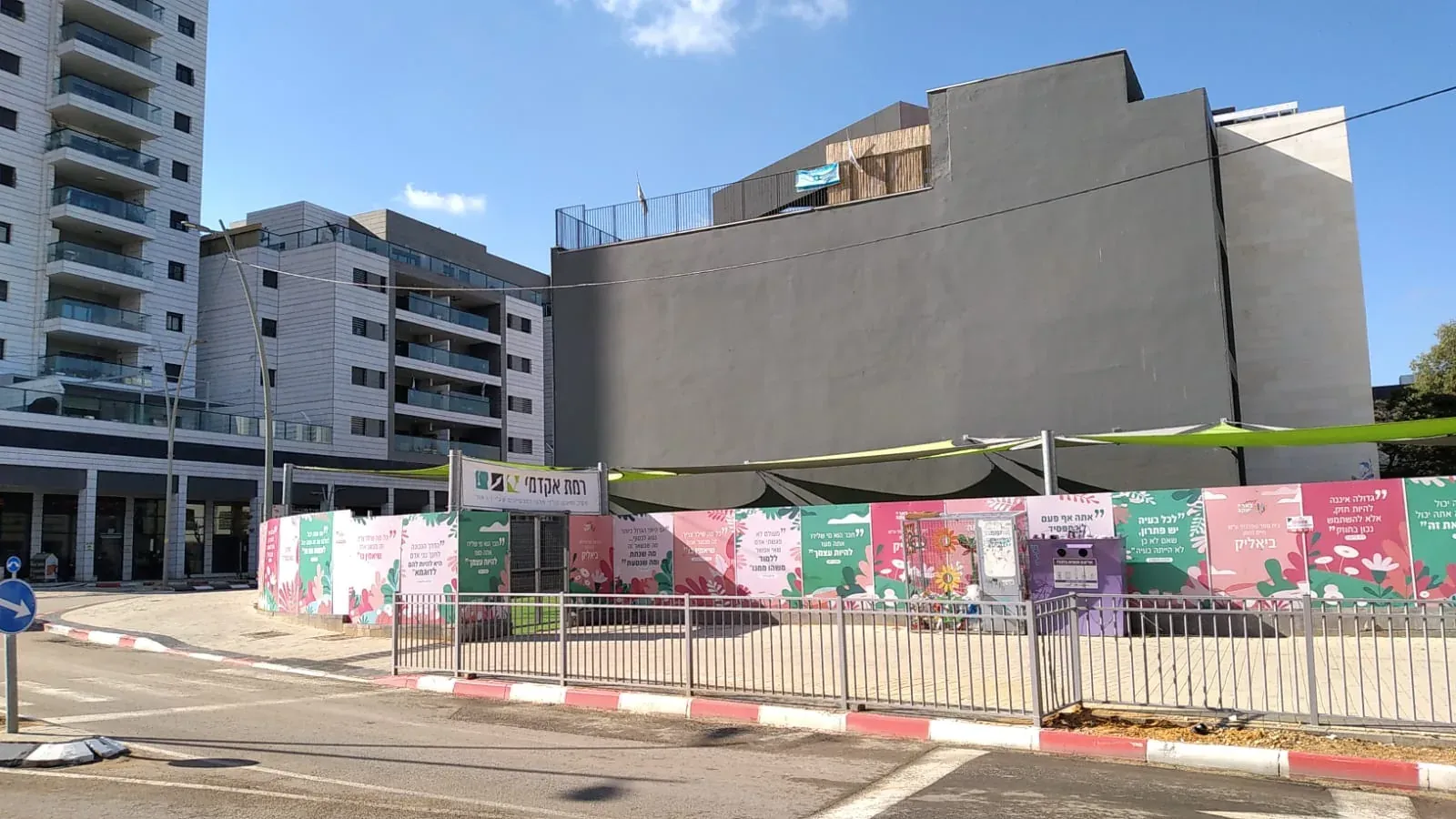 מבנה בית הספר מבחוץ