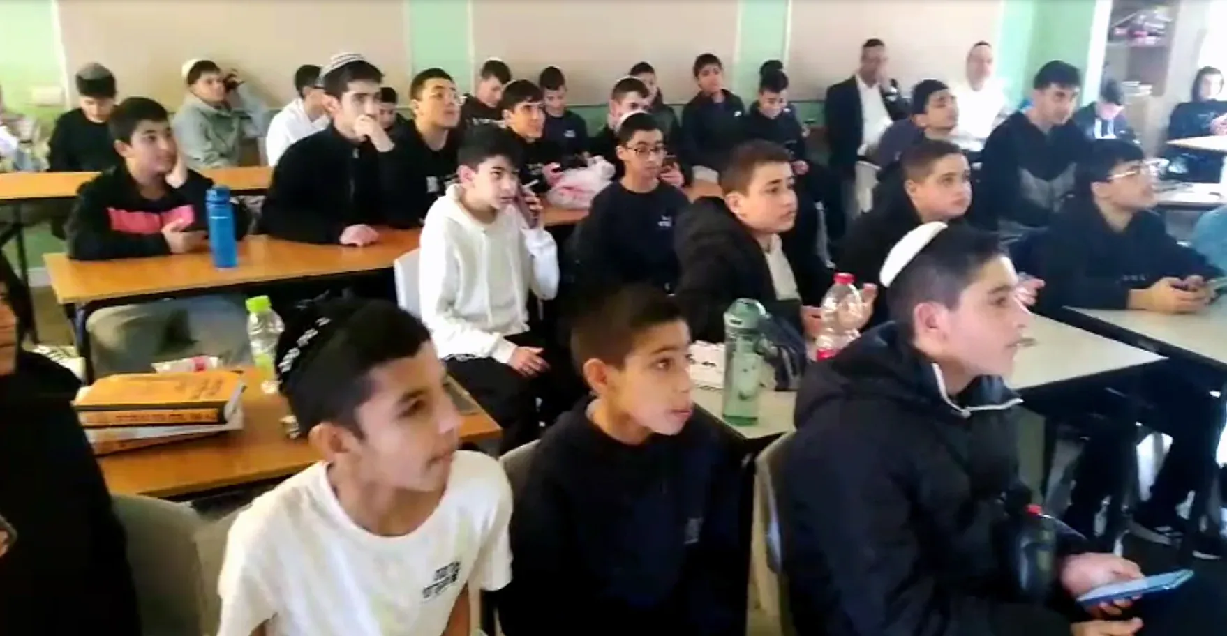 כיתה מלאה בתלמידים בשיעור