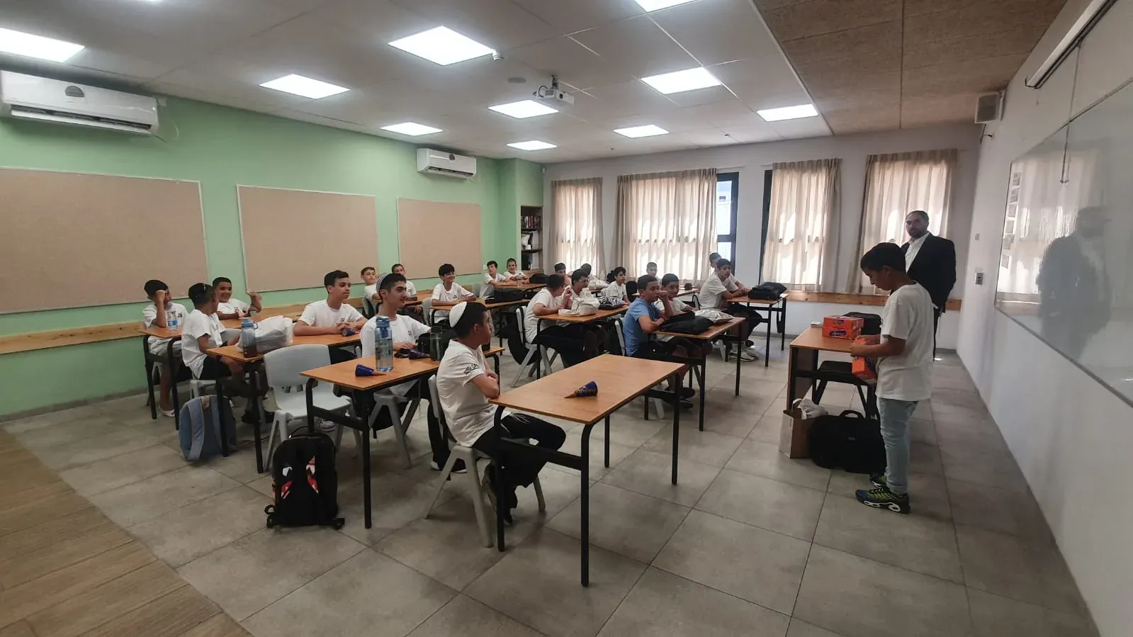 כיתת לימוד ברמת אקדמי, תלמידים יושבים ליד השולחנות