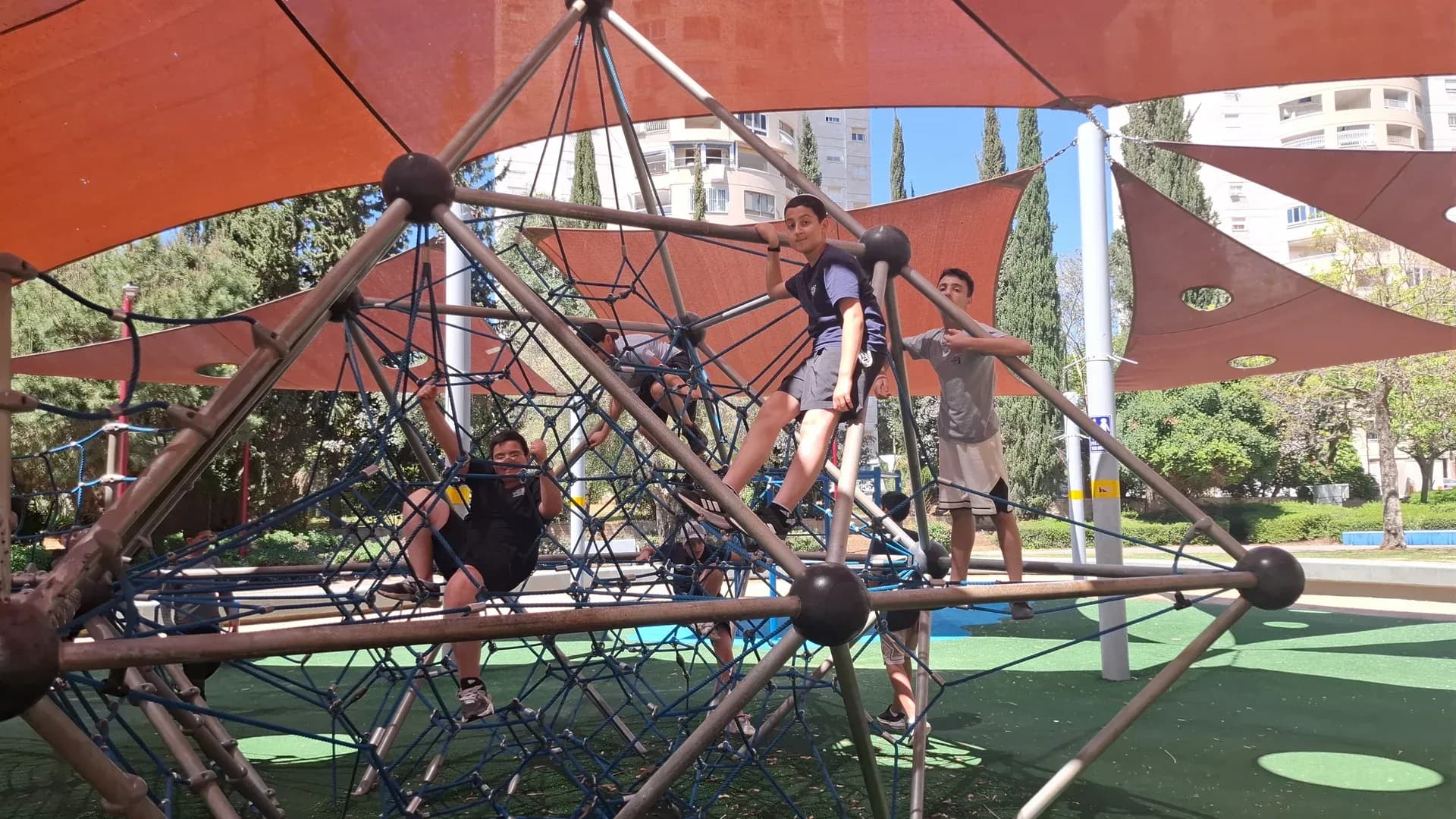 מתקן טיפוס בחצר בית הספר
