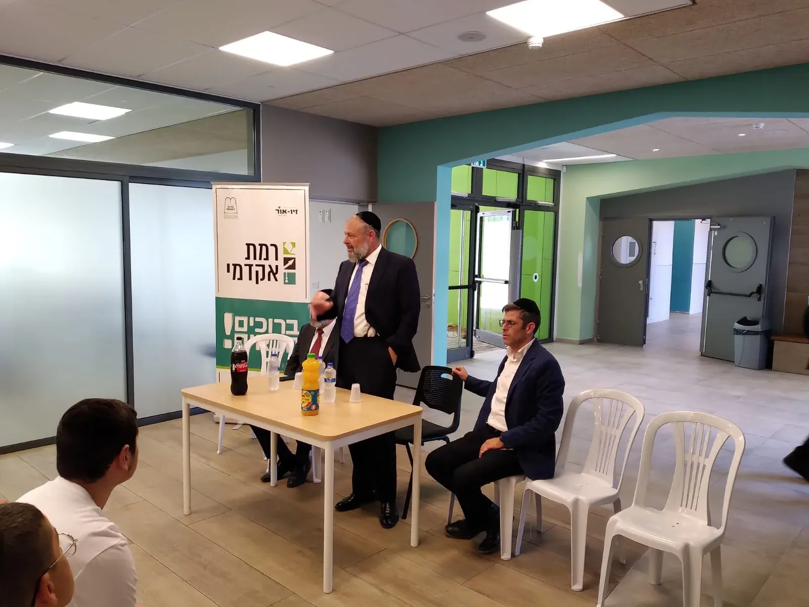 הנהלת בית הספר בשיחה מול התלמידים