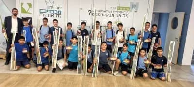 תלמידי הישיבה עם ארבעת המינים