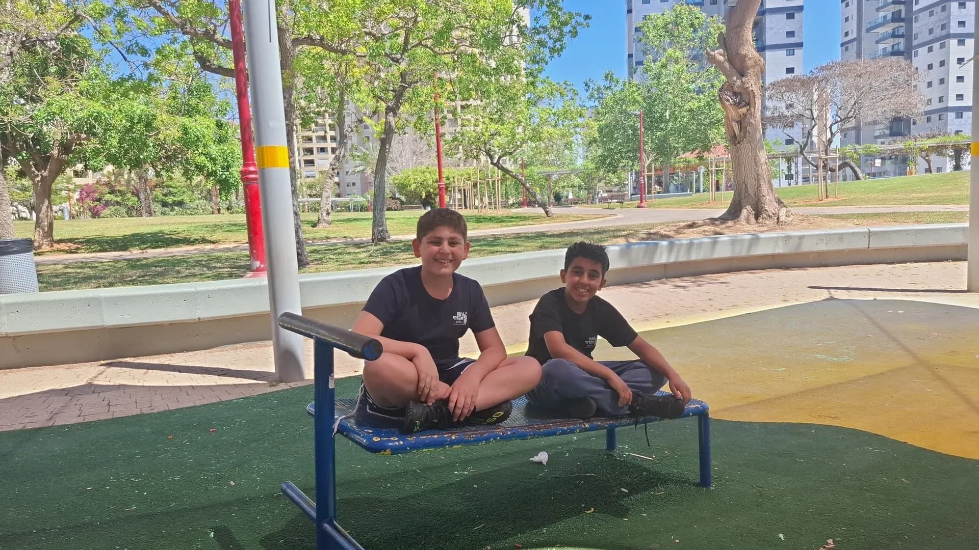תלמידים בפארק הסמוך לבית הספר
