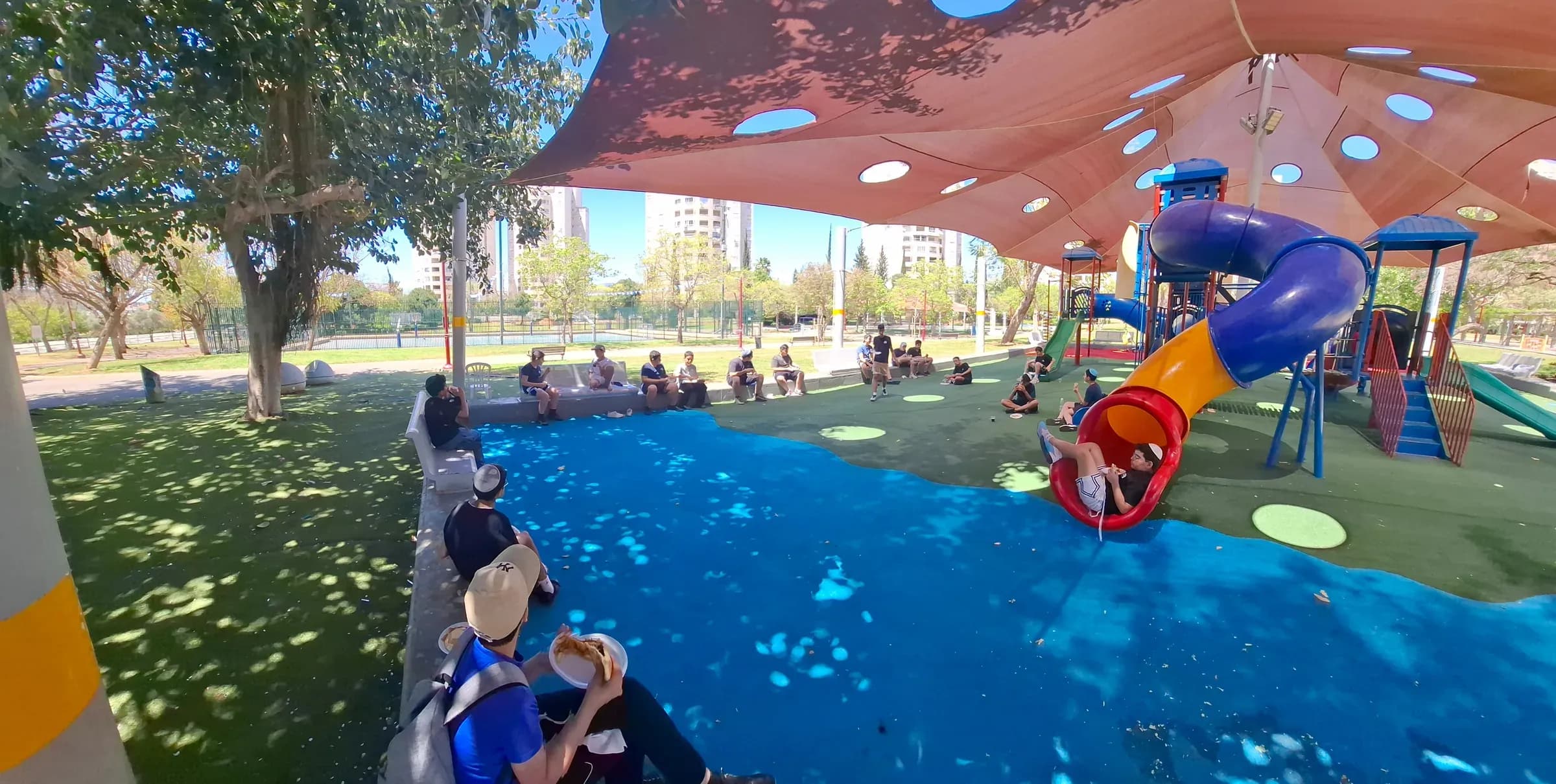 מתחם המשחקים המוצל בחצר