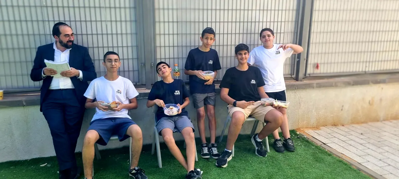 תלמידים בהפסקה בחצר