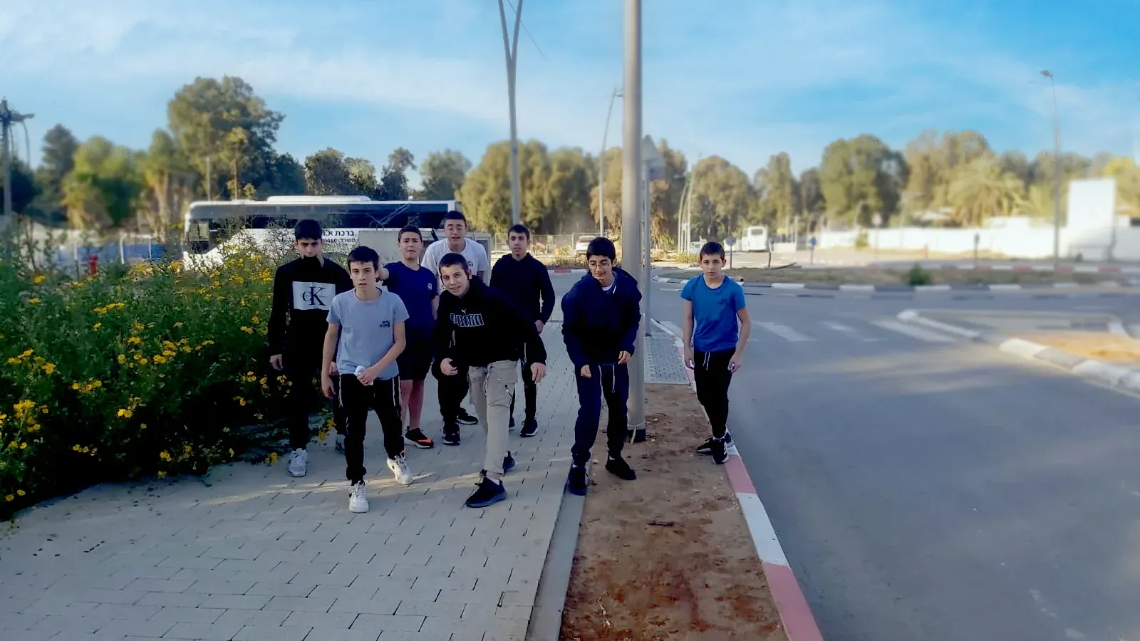 כיתה יוצאת מבית הספר לטיול